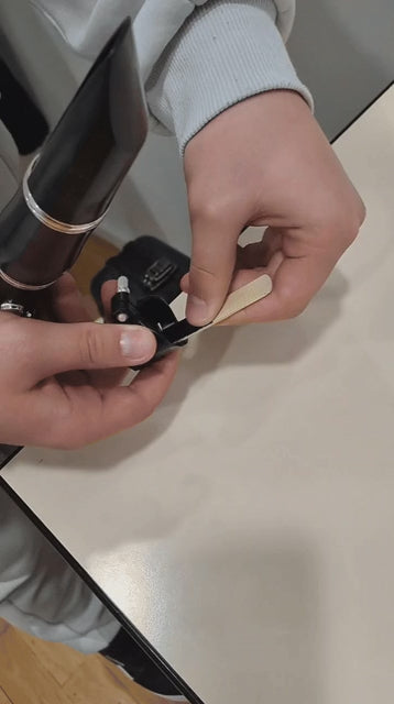Montage de l'anche sur la ligature Easy Lig puis installation de l'ensemble sur le bec